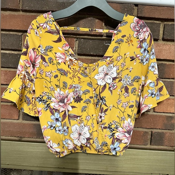 🛍️ cute floral crop top with excellent condition. - Picture 4 of 6